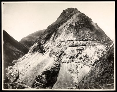 Ansicht von zwei Eisenbahnzügen auf Gleisen entlang eines Berges, vermutlich am oder in der Nähe des Panamakanals, 1912 oder 1913 von Byron Company